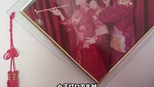 女子打扫卫生，无意间发现，结婚照里藏了陌生人的照片：4年了才发现？？？