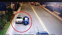 看似是三轮车“碰瓷”，其实是宝马车“碰瓷”，手段卑鄙。团伙开豪车跨省“碰瓷”，多人中招