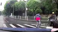 男子骑车被三轮带走