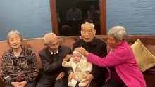 五代同堂 103岁老人带83岁女儿参加重孙百日宴