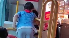 两男孩公交车上嬉闹，司机等红绿灯间隙起身怒斥