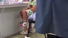 男孩放肆哭闹不愿打针，打翻医疗用品