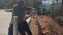 公路上的护栏是怎么装的？居然是师傅们徒手掰上去的
