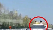 俩娃半个身子探出天窗在外嬉戏，后车车主鸣笛提醒