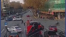 3辆私家车路口压实线 交警：不处罚