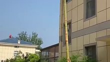 小伙24年练就绝活扛竿，8米高空做高难度动作