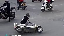 电动车摔倒，一个小动作差点造成二次伤害！