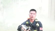 消防员把氧气面罩让给小女孩，抱着她从十七楼一路狂奔而下
