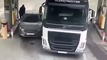 大货车拐弯后摆幅度太大将剐蹭小轿车，司机见状以身试险。