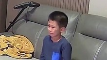 男孩回家不写作业不睡觉，被父母罚通宵看电视！