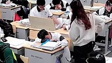 老师带全班同学鼓掌唤醒睡觉男生，男孩跟随鼓掌一脸懵逗笑全班