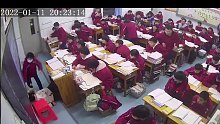 老师突然晕倒在讲台，学生们飞奔过来相救