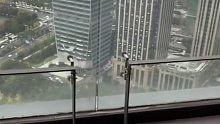 男子住28楼阳台只装一半玻璃，网友凑近吓出一身冷汗：腿都软了