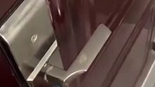男孩恶作剧敲住户门，被发现后连忙给住户下跪道歉