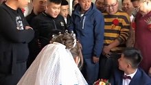本是喜庆的场面，因过度“婚闹”导致的尴尬一幕