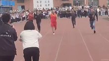 高校运动会66岁校长跑比赛第一？校方：重在参与