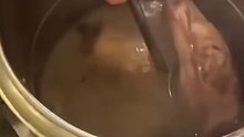 食堂免费汤里发现“新大陆”，男生将炖汤的大骨棒捞走，网友：快把“食堂经理”放下