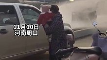 洒水车喷洒路面时遇到行人未降低水压，行人纷纷跑进路边车辆身后躲避。
