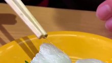 日本寿司中的寄生虫，好可爱好恶心，俩哥真会玩