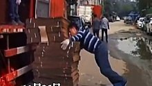 心酸一幕！大叔干活时被砸到头，倒地后站起来傻笑着继续干活
