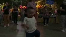 1岁萌娃广场舞C位领舞。妈妈：他只喜欢站在前面！