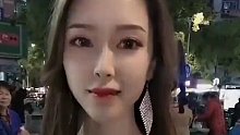 女模马路边卸妆，路人表示惊呆了