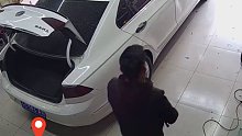 河南新郑一汽修店员工用马桶吸成复原汽车凹痕，车主惊呆了！