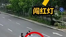 无牌三轮车闯红灯撞人后逃逸，关键时刻，白色小车挺身而出！