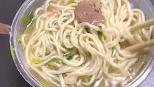 20多元牛肉面只有一片肉，小哥自卖牛肉给商家好评，网友：捧杀？