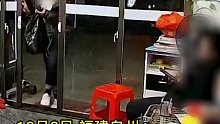 男子进店跪地要钱秒变脸，称没钱坐车要30元，店主：转账后才知是惯犯！