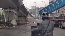 12月9日重庆，建筑工地吊车作业时发生侧翻，钢铁支架砸中高架桥，工人惊慌失措急忙逃离