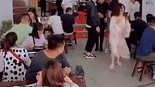 嘭！厨房一声响 顾客争相向外跑 老板：店员摔倒你们跑啥！