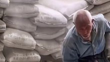 工地上71岁的大爷卸水泥，卸一袋给5毛钱 ，半个小时卸了将近200包