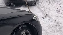 再厉害的迈巴赫，遇到大雪封山也需要一台超牛逼的大奥迪带它走出困境