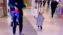 这孩子，从小就懂得人情事故！