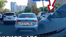 后车已让前车，还被别车，无奈只好报警，交警：我来“主持正义”