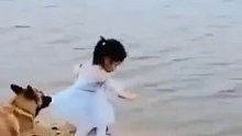 狗狗看见小女孩处于危险中，于是赶紧把小主人拖到一边，真的被暖到了！