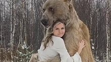 俄罗斯村民救了只小熊熊，长大后成了村宝