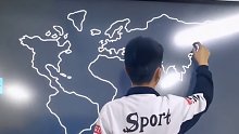 高一男生凭记忆手绘世界地图，2分多钟画完，老师：这还不是他画得最好的一次