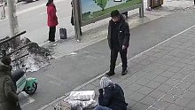 12月26日，北京，老人走路时不慎摔倒，热心市民纷纷上前帮忙将老人扶起