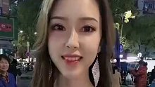 女模马路边卸妆，路人表示惊呆了