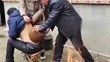 男子腰疼，老父亲帮其拔大火罐，网友：高手在民间！