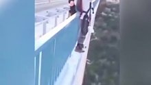 跳伞者正要跳下桥 陌生人发现不对急喊“停下”救其一命 画面曝光