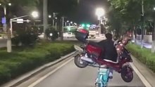 真是艺高人胆大！ 男子用共享单车驮着电动车骑行！