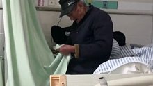 孙子带爷爷到医院住院，爷爷无助的像个孩子似的