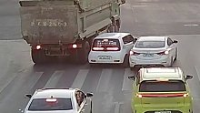 大货车左转却“虚晃一枪”，两辆小车糟了殃。
