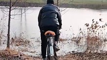 这大哥太会整活了，河水结冰直接骑自行车过河。网友：掉下去就是另一个故事了。