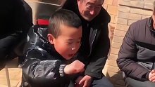 就看他出拳速度，和指法，我肯定玩不过他