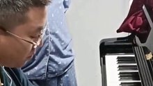 男子陪儿子练钢琴6年，结果自己一弹琴，把儿子整懵了