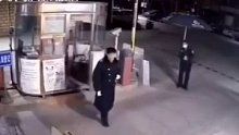 保安出岗亭透透气，没想到救了自己一命